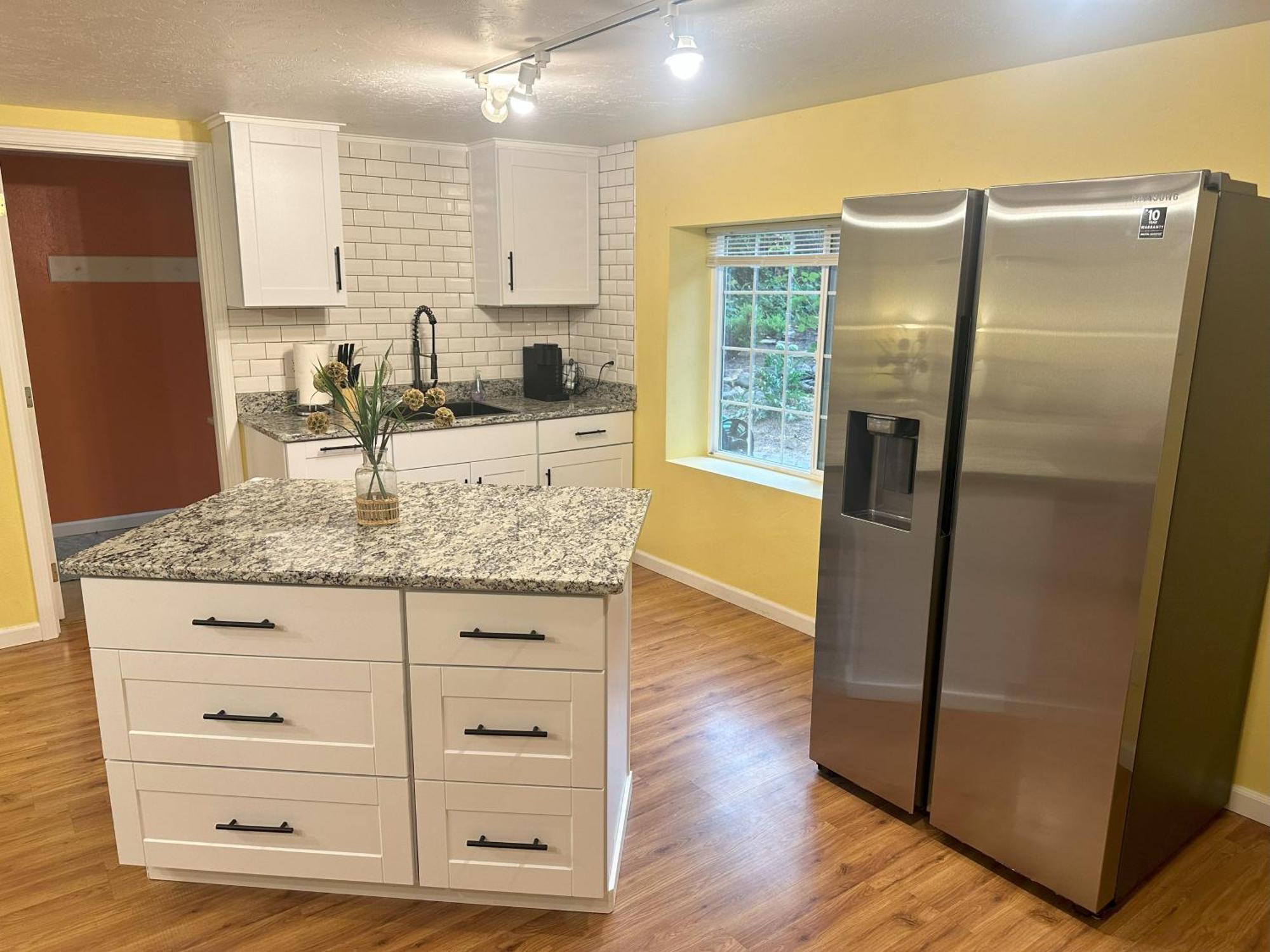 Medford Home And 2 Condos With Pool Екстериор снимка